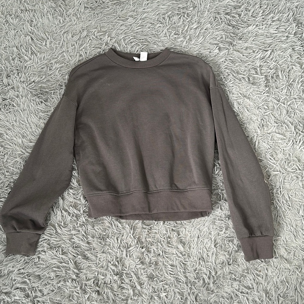 H & M grey crewneck
